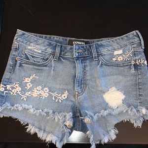 Medium wash embroidered Express short